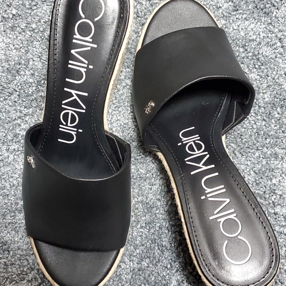 Calvin Klein - Picture 3 of 8